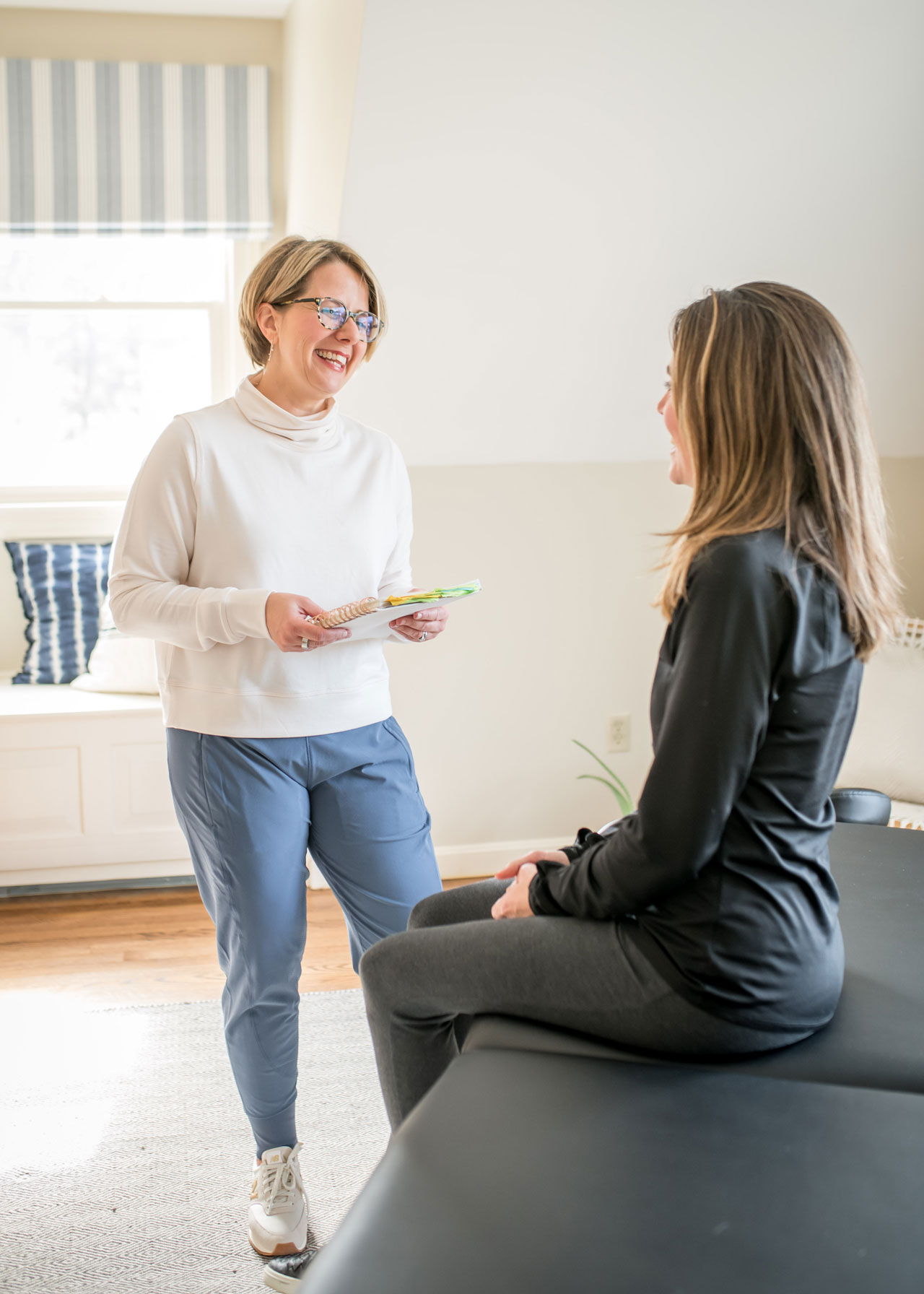 Jess speaking with Client | Full Circle Wellness | Physical Therapy & Health Coaching | Orthopaedic Injury | Pain Management | Injury Prevention | Sports Medicine | Wellness Assessments | Nutrition & Weight Loss | Newbury, MA